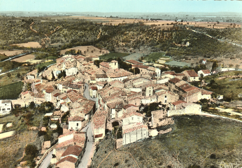 Vue aérienne du village de Montagnac, ancienne carte postale