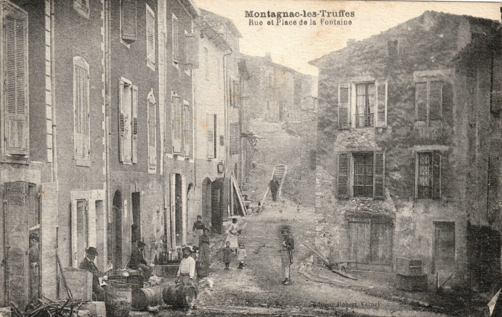 Vue du village de Montagnac, grande fontaine, ancienne carte postale